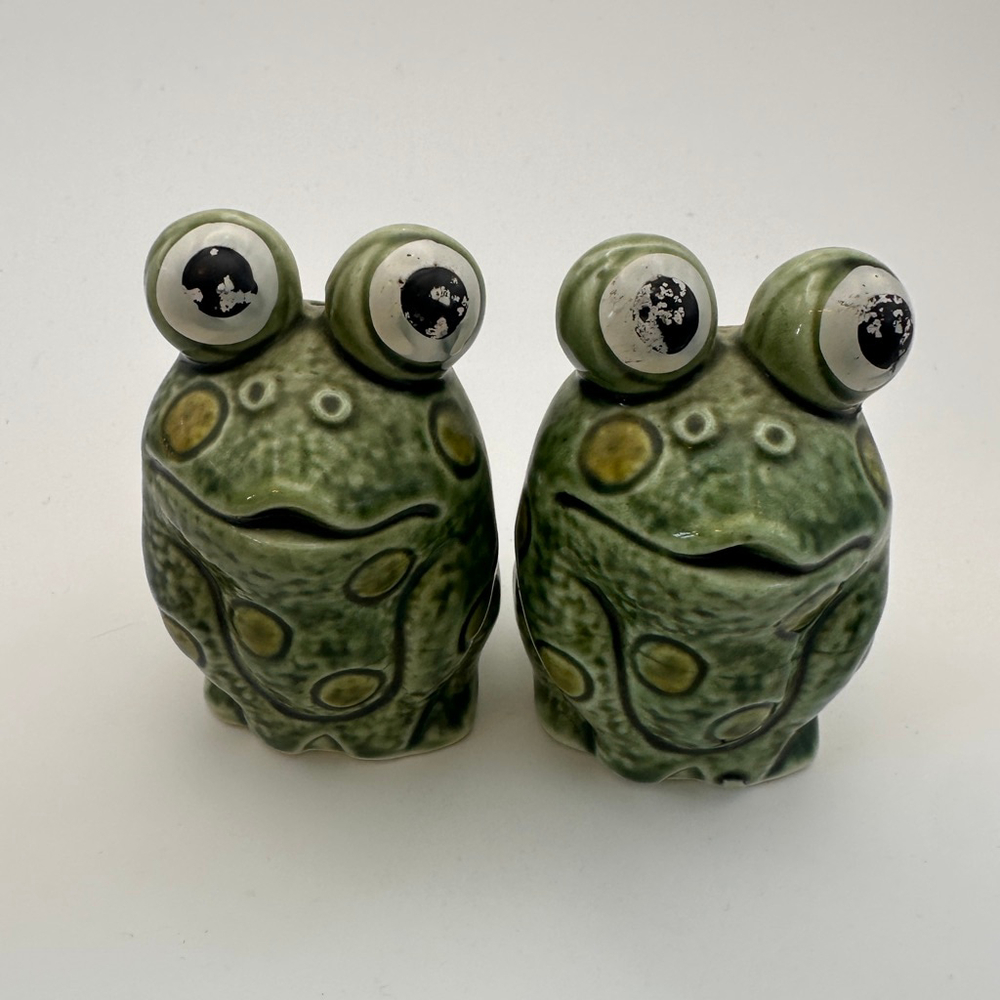 Vintage Frog Salt & Pepper Shakers – Green Ceramic Kitsch Decor